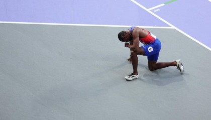 篮球直播-教练透露莱尔斯高烧39℃赢下200米铜牌：他很了不起